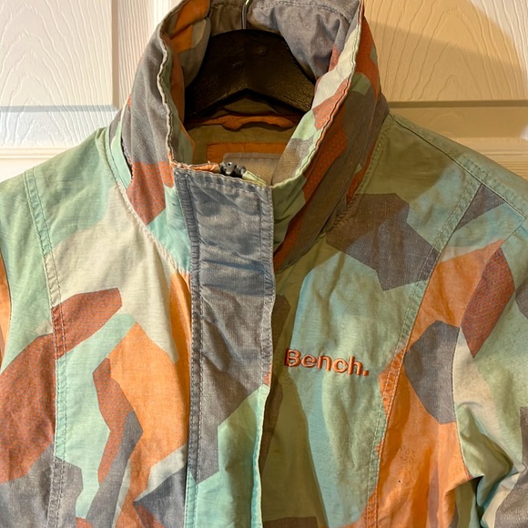 Bench women’s light jacket hood is zipped in collar size medium - Picture 2 of 7